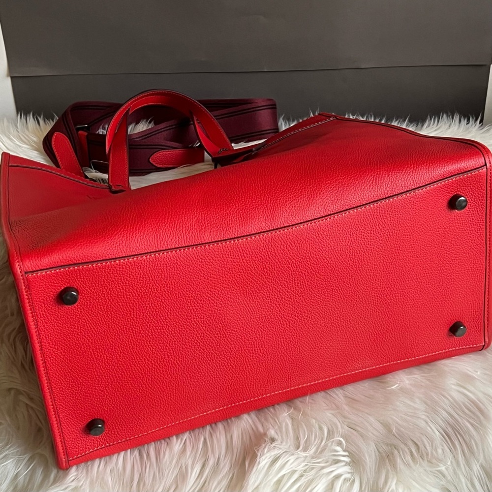 💰SOLD - CE468 - Coach Field Tote 40 with Coach Badge - Picture 6 of 11